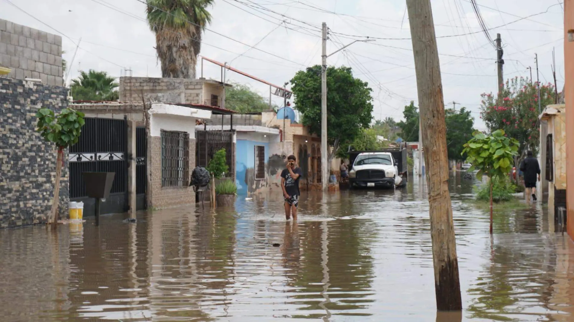 Algunos muebles y enseres domésticos recibirán los damnificados por la inundación ocurrida en la colonia Santiago Ramírez.